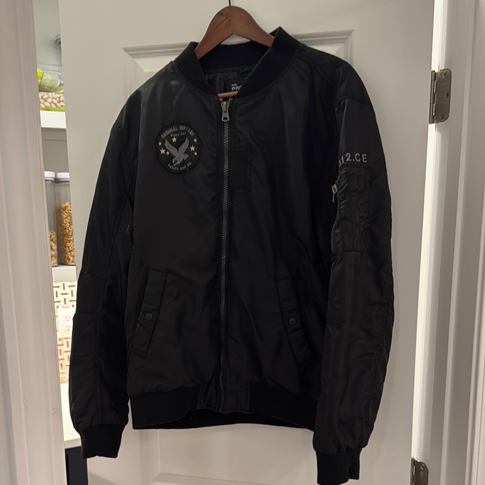 Classic Black Bomber Jacket with Ribbed Cuffs and Collar